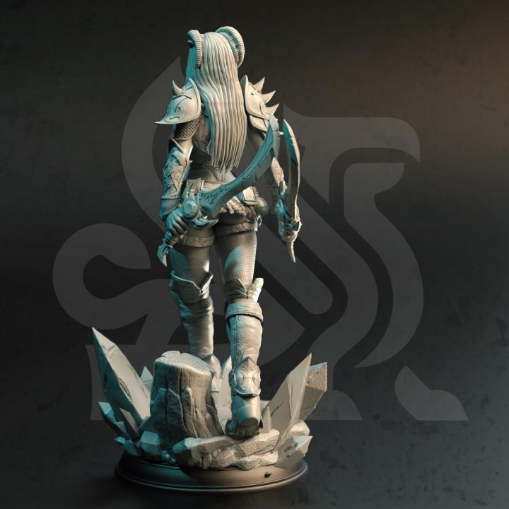 Crystal Tiefling Rogue Dungeons and Dragons 28mm/32mm/38mm Mini RPG Tabletop Miniature DnD Painting Pathfinder 5e DnD Orlena - DmS
