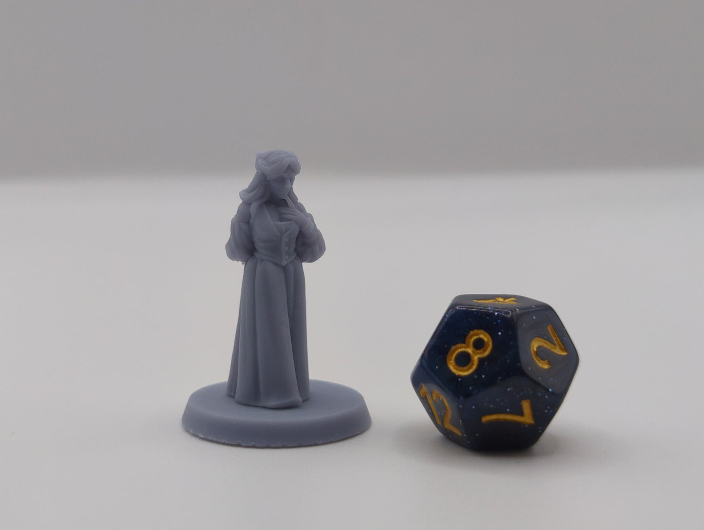 DnD Thief Miniature 28mm 32mm Scale, DnD Dungoens and Dragons TTRPG Miniature Innocent lady miniature by Vae Victis Miniatures