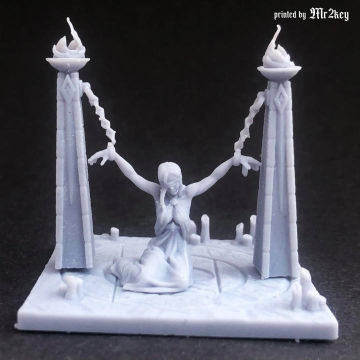 
Chained Prisoner Sacrificed Girl Dungeons and Dragons 28mm/32mm TTRPG Candle Scatter Base Fire Miniature - GG