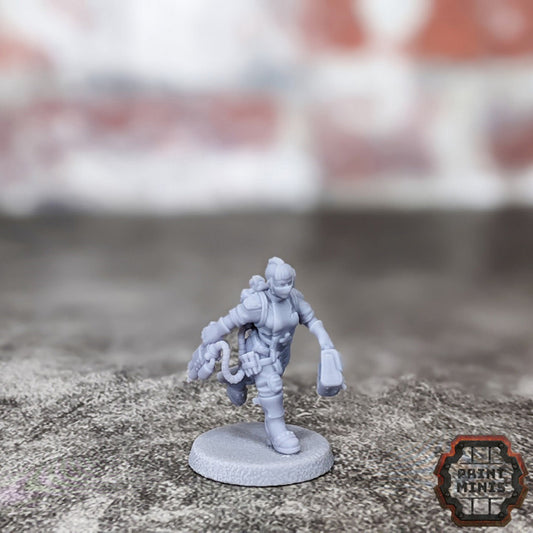 Ezrin Doctor NPC Miniature 28mm/32mm Wargame Scifi Female Doctor Resin Miniature