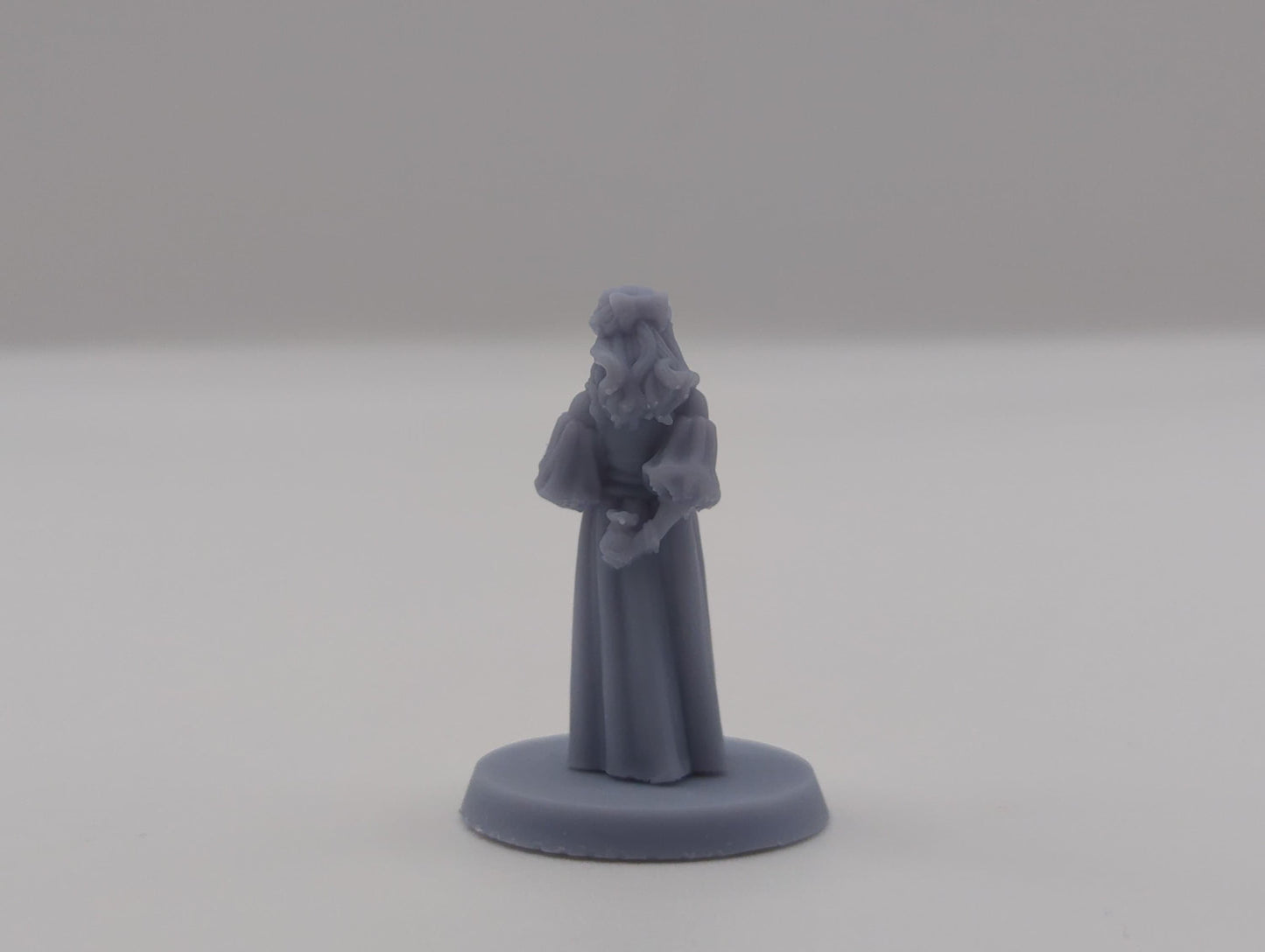 DnD Thief Miniature 28mm 32mm Scale, DnD Dungoens and Dragons TTRPG Miniature Innocent lady miniature by Vae Victis Miniatures