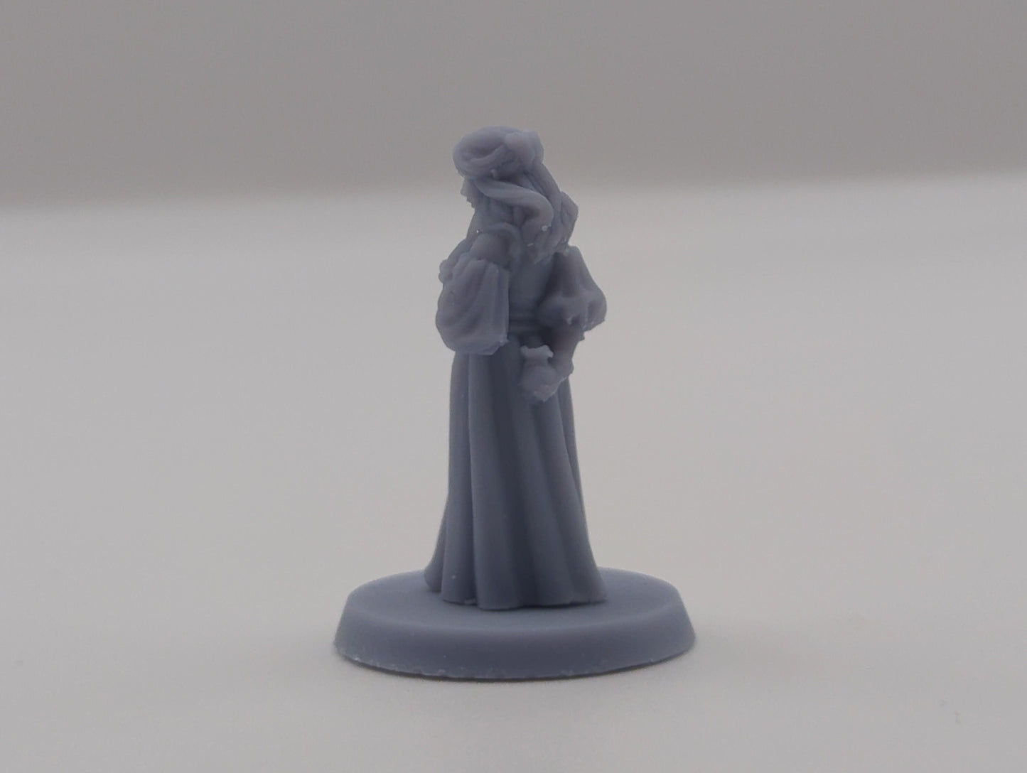 DnD Thief Miniature 28mm 32mm Scale, DnD Dungoens and Dragons TTRPG Miniature Innocent lady miniature by Vae Victis Miniatures