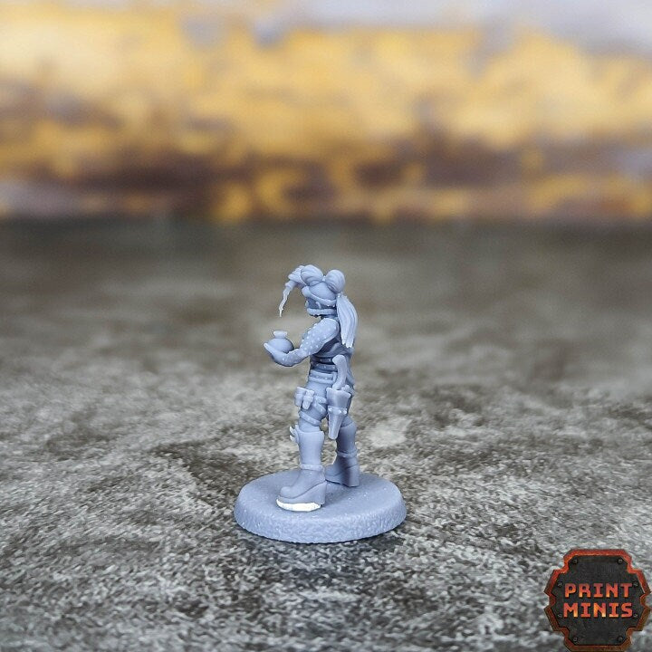 
Poison Mistress Gang Chemist Miniature 28mm/32mm DnD Dungeons and Dragons Potion Maker TTRPG Wargame Miniature NPC