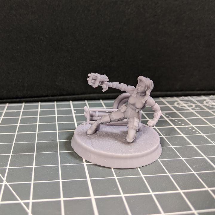 
Katina leader miniature, alternate view